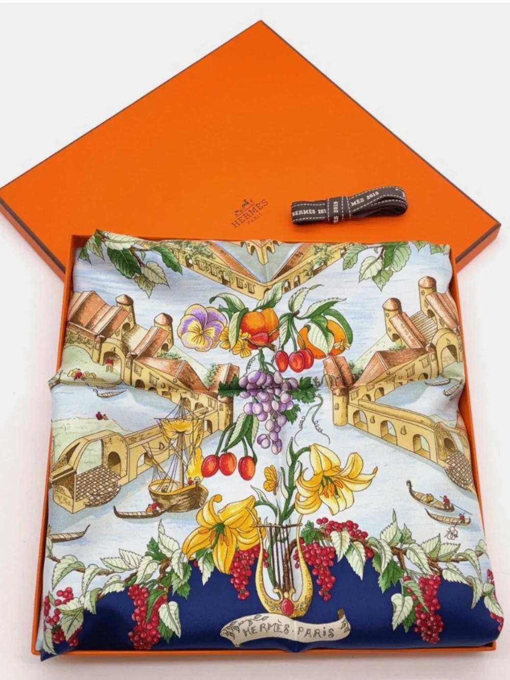 Authentic HERMÈS Paris Carré 90 